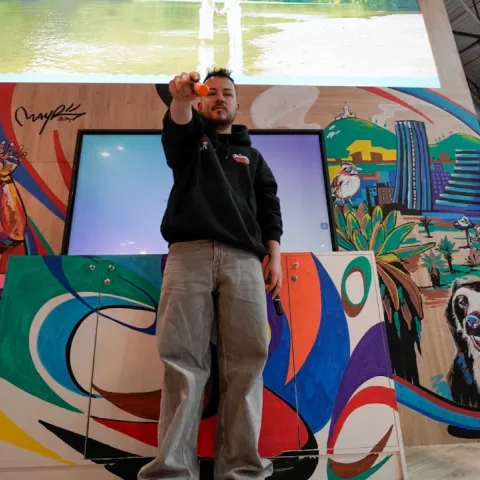 Bogotá se destaca en FITUR 2025 con el arte de May Rojas: Un mural que refleja biodiversidad