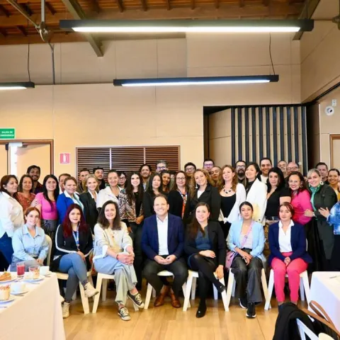 IDT lanza Programa de Bilingüismo para sus funcionarios de planta en alianza con Compensar