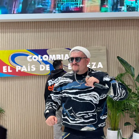 El arte urbano de Bogotá conquista FITUR 2025 con el talento de May Rojas y El Kalvo