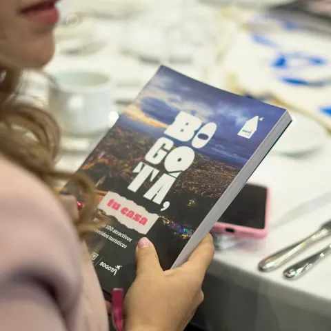 Bogotá se narra al mundo con el diálogo ciudadano sobre turismo, libro Bogotá, tu casa y herramientas digitales en la FILBo 2025