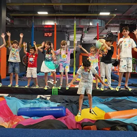 Bogotá impulsa el turismo familiar con alianza estratégica entre Sky Zone y Mundo Aventura