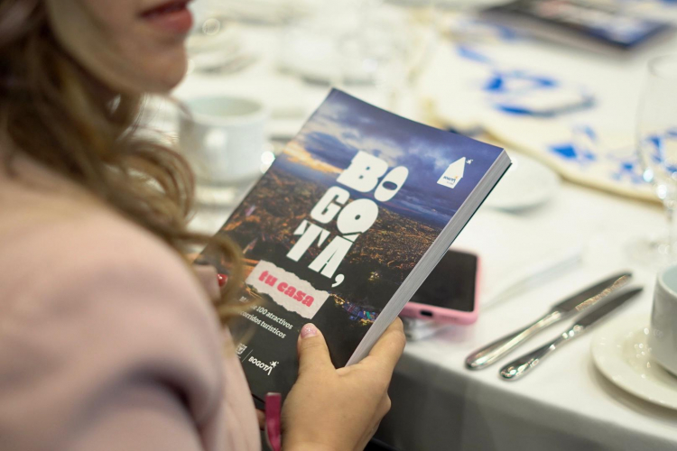 Bogotá se narra al mundo con el diálogo ciudadano sobre turismo, libro Bogotá, tu casa y herramientas digitales en la FILBo 2025