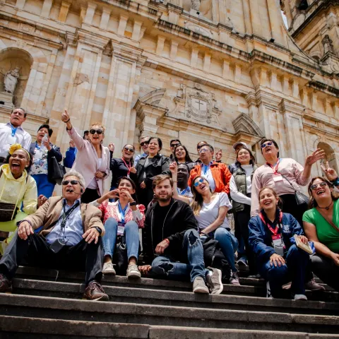 Bogotá, 30 de julio de 2025. Después de un inicio de año con altibajos, el turismo en Bogotá vuelve a mostrar su fuerza como generador de empleo formal. Entre marzo y mayo de 2025, los empleos directos en alojamiento y agencias de viaje alcanzaron 30.402 puestos, lo que representa un crecimiento de 2,8 % frente al mismo periodo de 2024. Este resultado refleja una mejora positiva y sostenida, coherente con la tendencia de reactivación del sector. Según el Observatorio de Turismo de Bogotá y datos del DANE, e