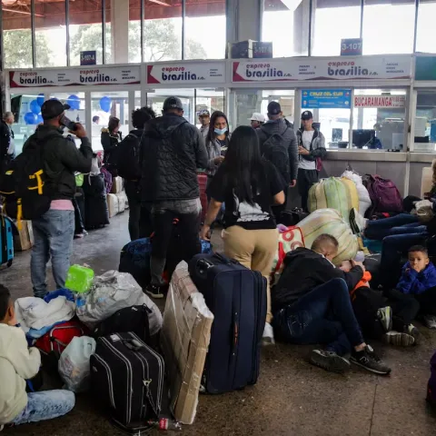 Adulto mayor agredió con arma blanca a dos personas en terminal de Colombia