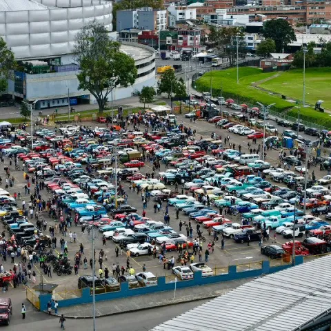Bogotá hizo historia: 350 autos clásicos rodaron ante más de 100.000 asistentes