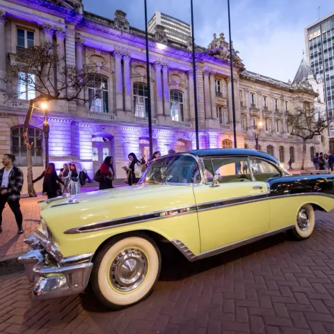 Bogotá está lista para vivir el Desfile de Autos Clásicos y Antiguos 2025, un homenaje sobre ruedas a la historia automotriz en el marco del cumpleaños 487 de la ciudad.