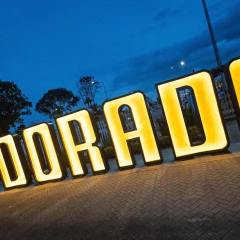 65 a65 años de El Dorado: récord de pasajeros y regreso del letrero original que marcó generacionesños de El Dorado: récord de pasajeros y regreso del letrero original que marcó generaciones