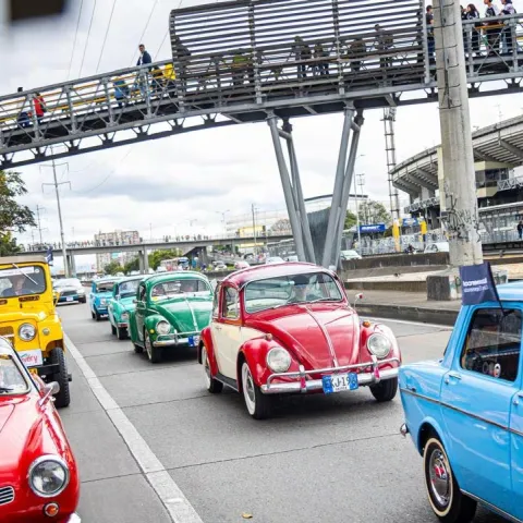Así se vivió el desfile de carros antiguos y clásicos en Bogotá: más de 100.000 personas salieron a las calles