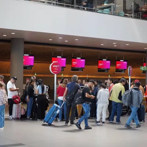 Tras la agresión de un hombre a una mujer en una sala de espera del aeropuerto El Dorado, la Alcaldía anunció medidas: “No hubo acompañamiento psicosocial ni presencia institucional”