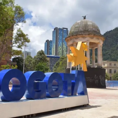 Turismo Bogotá lideró jornada de embellecimiento en el Parque de los Periodistas y restauró gigantografía de la marca ciudad