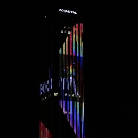 La Torre Colpatria se iluminó con la bandera del orgullo LGTBI en conmemoración del Mes del Orgullo
