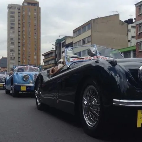 Bogotá Celebra Sus 486 Años de historia con un espectacular Desfile de Autos Clásicos y Antiguos.