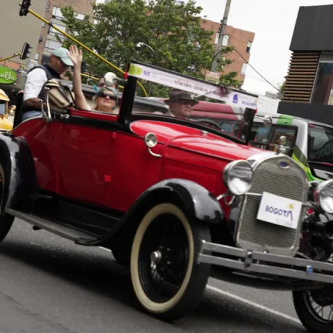 Con espectacular desfile de vehículos clásicos y antiguos, miles de personas y turistas se contagiaron de alegría celebrando los 486 años de Bogotá