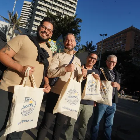 Grupo de personas en Bogotá con una bolsa de regalo
