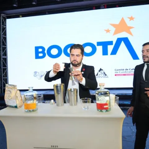 Señor presentando experiencia de café de Colombia