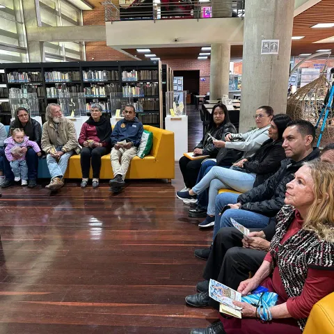 Grupo de personas en la Biblioteca Pública Gabriel García Márquez – El Tunal
