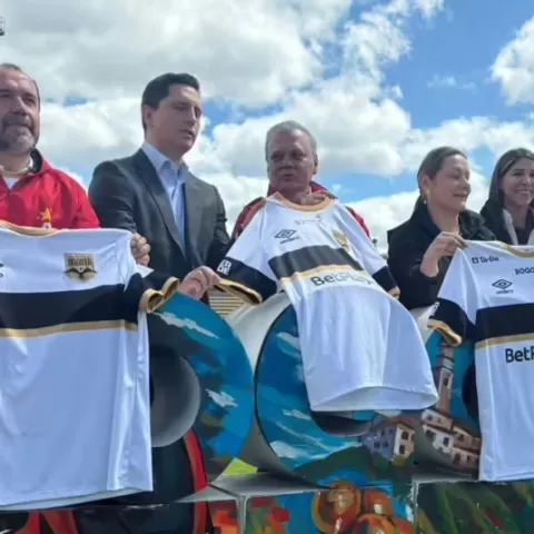 Internacional de Bogotá presentó su camiseta titular para el 2026 y confirmó sus primeros refuerzos
