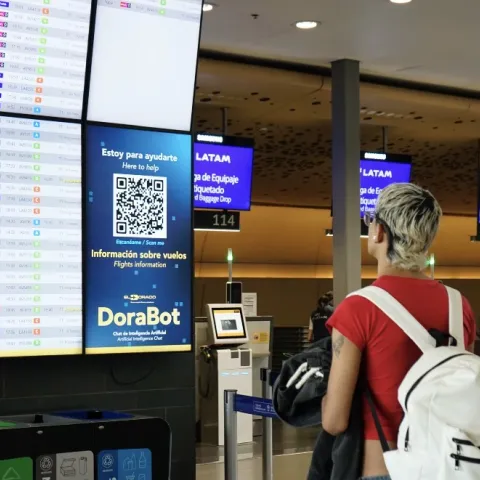 Turista verificando su estado de vuelo