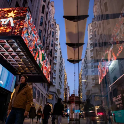 Bogotá proyectó su marca ciudad en la Gran Vía de Madrid, uno de los escenarios urbanos más icónicos de Europa durante FITUR 2026