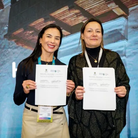 Ángela Garzón Caicedo, directora general del Instituto Distrital de Turismo de Bogotá, y Miyerlandi Torres Agredo, secretaria de Turismo del Valle del Cauca