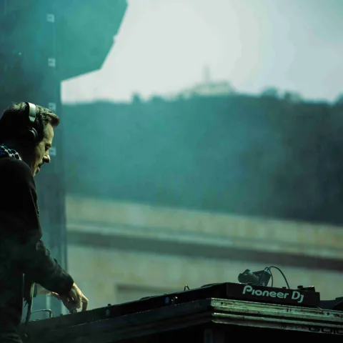 Agenda tu viaje a Bogotá y vive el ritmo de la ciudad en el festival de música electrónica Monumentum 2026