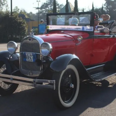 Desfile en Bogot? de carros antiguos y cl?sicos