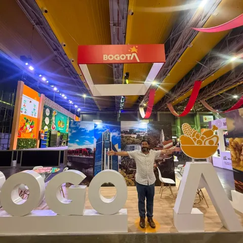 señor en el stand de Bogotá