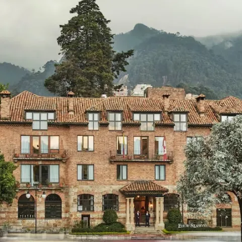 Fachada del Hotel Four Seasons Casa Medina de Bogotá, edificación construida en 1946 por el arquitecto Santiago Medina Mejía. Foto: Cortesía Hotel Four Seasons Casa Medina