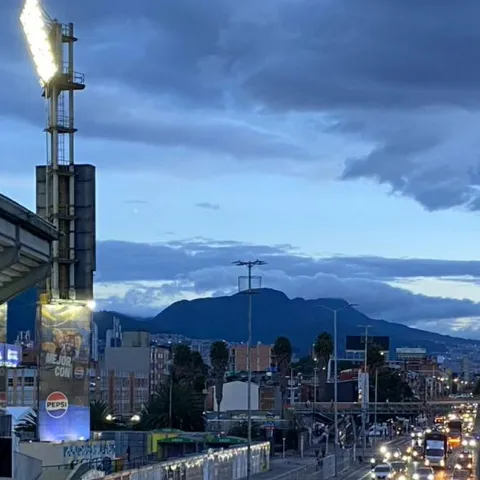 BTS reúne a miles de fanáticos en Bogotá: impacto económico y turístico del World Tour ARIRANG en El Campín