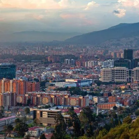 Más vuelos y menos turistas extranjeros: así se mueve el turismo en Bogotá en 2026