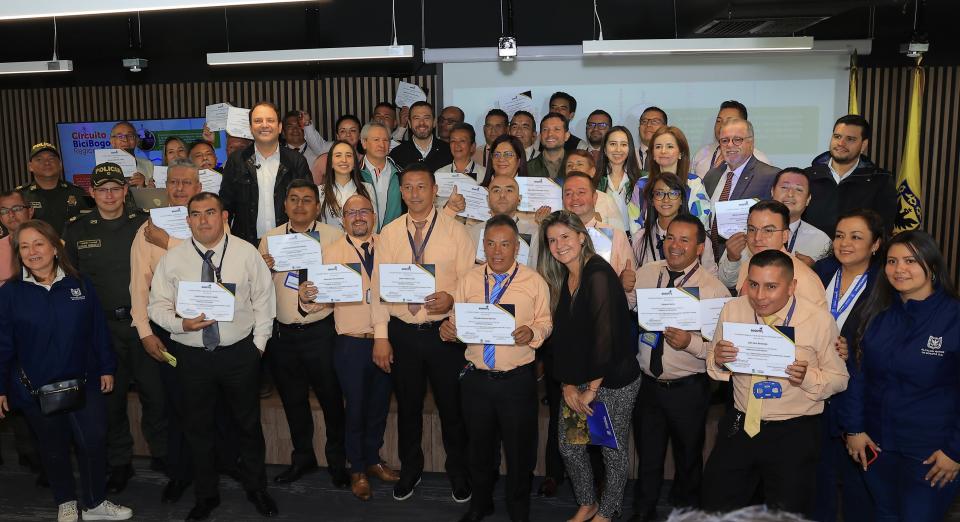 Turismo Bogotá certifica a taxistas que reciben a visitantes en Aeropuerto El Dorado