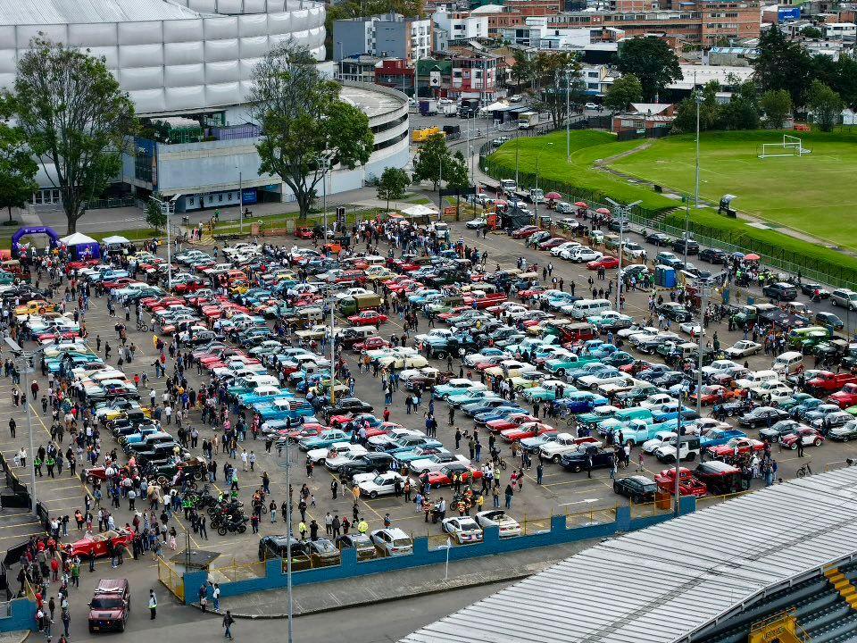 Bogotá hizo historia: 350 autos clásicos rodaron ante más de 100.000 asistentes
