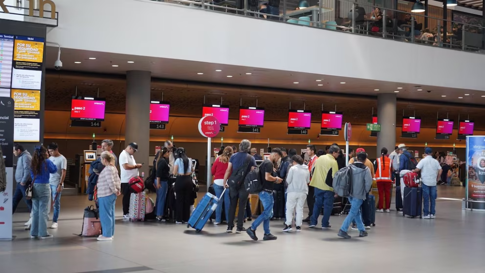 Tras la agresión de un hombre a una mujer en una sala de espera del aeropuerto El Dorado, la Alcaldía anunció medidas: “No hubo acompañamiento psicosocial ni presencia institucional”