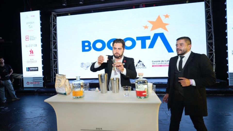 Señor presentando experiencia de café de Colombia