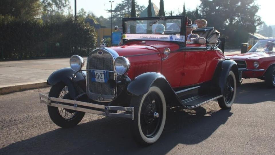 Desfile en Bogot? de carros antiguos y cl?sicos
