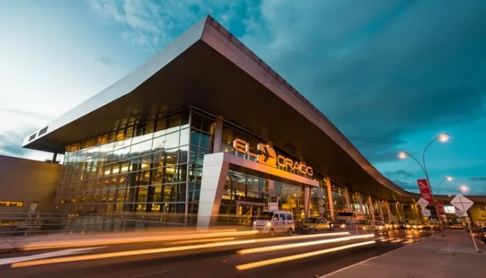 La Oficina de Turismo de Bogotá exigió este sábado medidas urgentes y mayor control institucional tras conocerse que un joven de 18 años, sin experiencia ni autorización, asumió por unos minutos el control del tráfico aéreo desde una de las torres de control del aeropuerto El Dorado, el pasado lunes 21 de julio.   La denuncia, inicialmente revelada por Noticias RCN, incluye un video que muestra al joven, hijo de un controlador aéreo que trabaja en Medellín y está próximo a pensionarse, manipulando equipos d