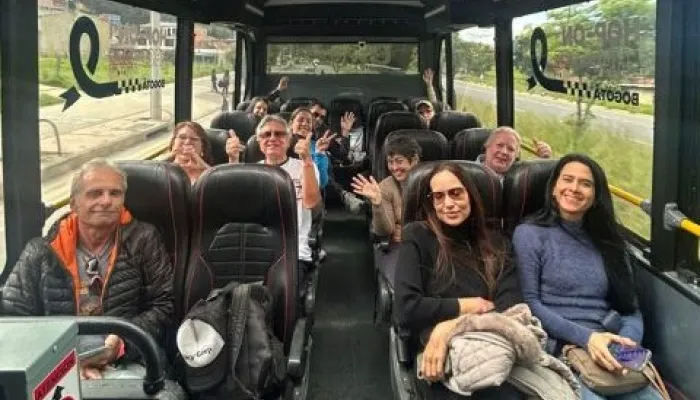 Personas en el bus, listas para el tour “Hop On Hop Off”