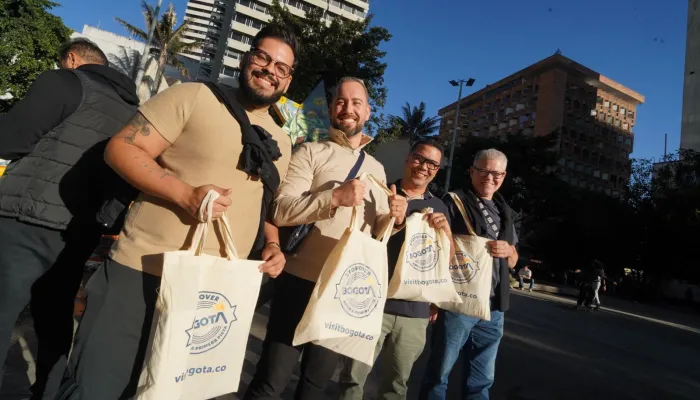 Grupo de personas en Bogotá con una bolsa de regalo