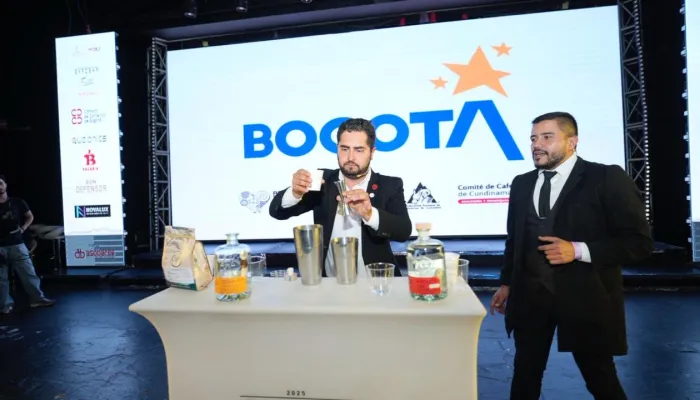 Señor presentando experiencia de café de Colombia