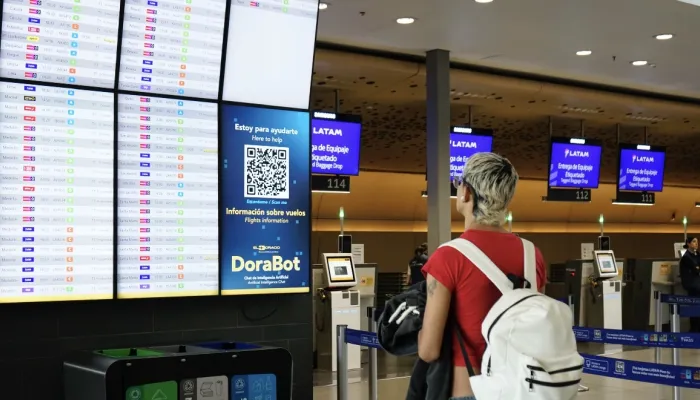 Turista verificando su estado de vuelo