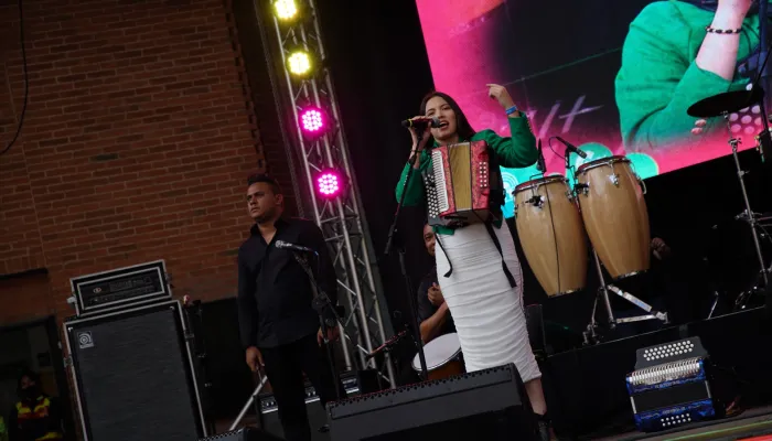 Cantante vallenata en el escenario