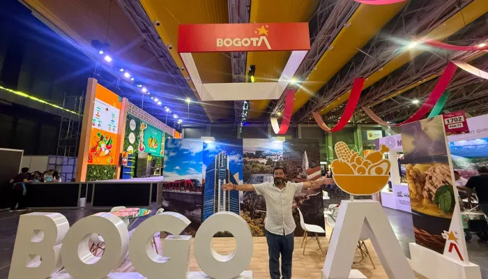 señor en el stand de Bogotá