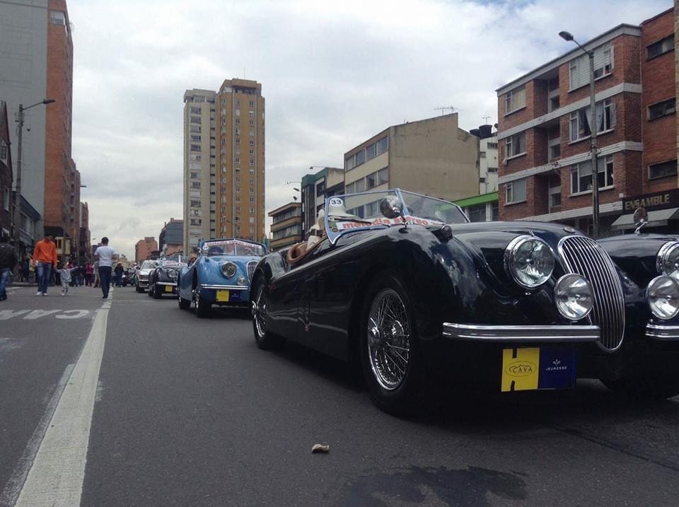 Bogotá Celebra Sus 486 Años de historia con un espectacular Desfile de Autos Clásicos y Antiguos.