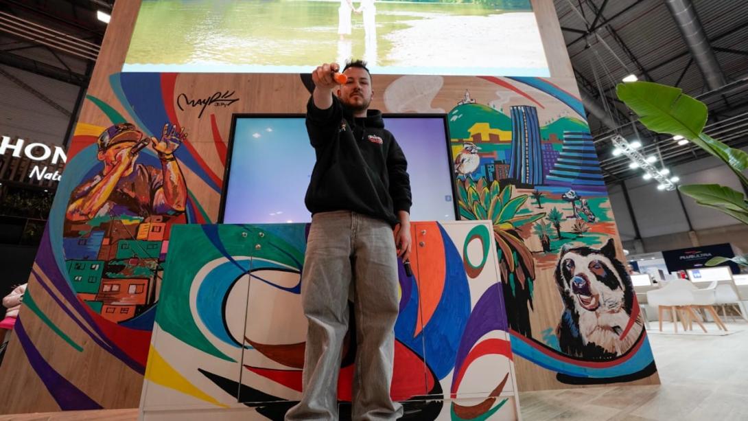 Bogotá se destaca en FITUR 2025 con el arte de May Rojas: Un mural que refleja biodiversidad