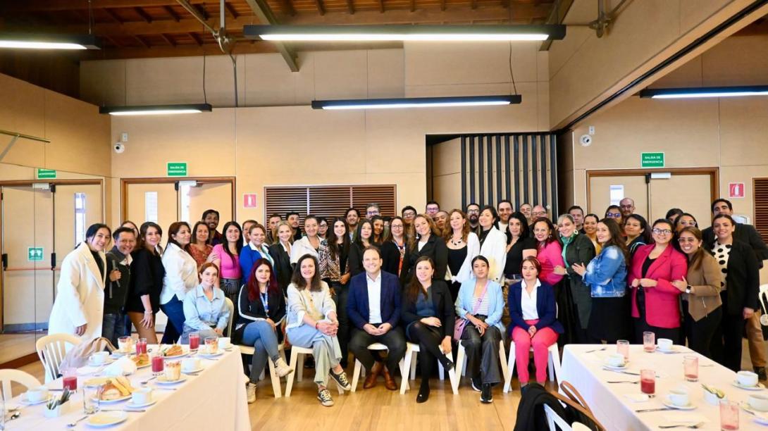 IDT lanza Programa de Bilingüismo para sus funcionarios de planta en alianza con Compensar