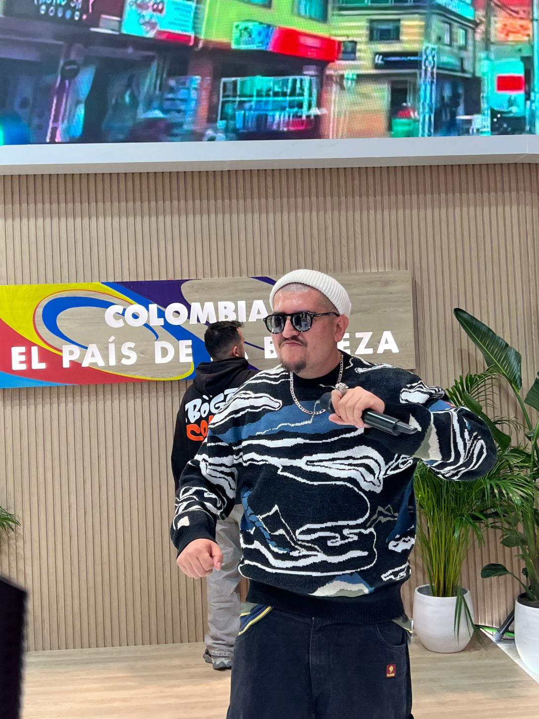 El arte urbano de Bogotá conquista FITUR 2025 con el talento de May Rojas y El Kalvo