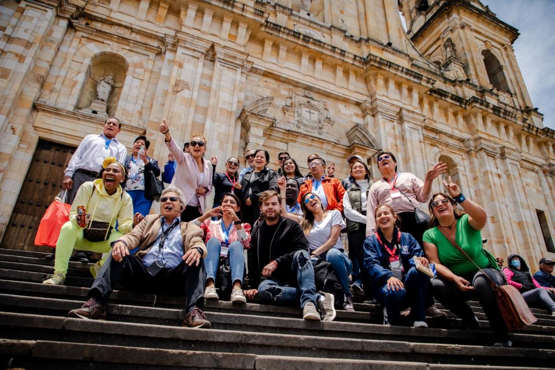 Bogotá, 30 de julio de 2025. Después de un inicio de año con altibajos, el turismo en Bogotá vuelve a mostrar su fuerza como generador de empleo formal. Entre marzo y mayo de 2025, los empleos directos en alojamiento y agencias de viaje alcanzaron 30.402 puestos, lo que representa un crecimiento de 2,8 % frente al mismo periodo de 2024. Este resultado refleja una mejora positiva y sostenida, coherente con la tendencia de reactivación del sector. Según el Observatorio de Turismo de Bogotá y datos del DANE, e