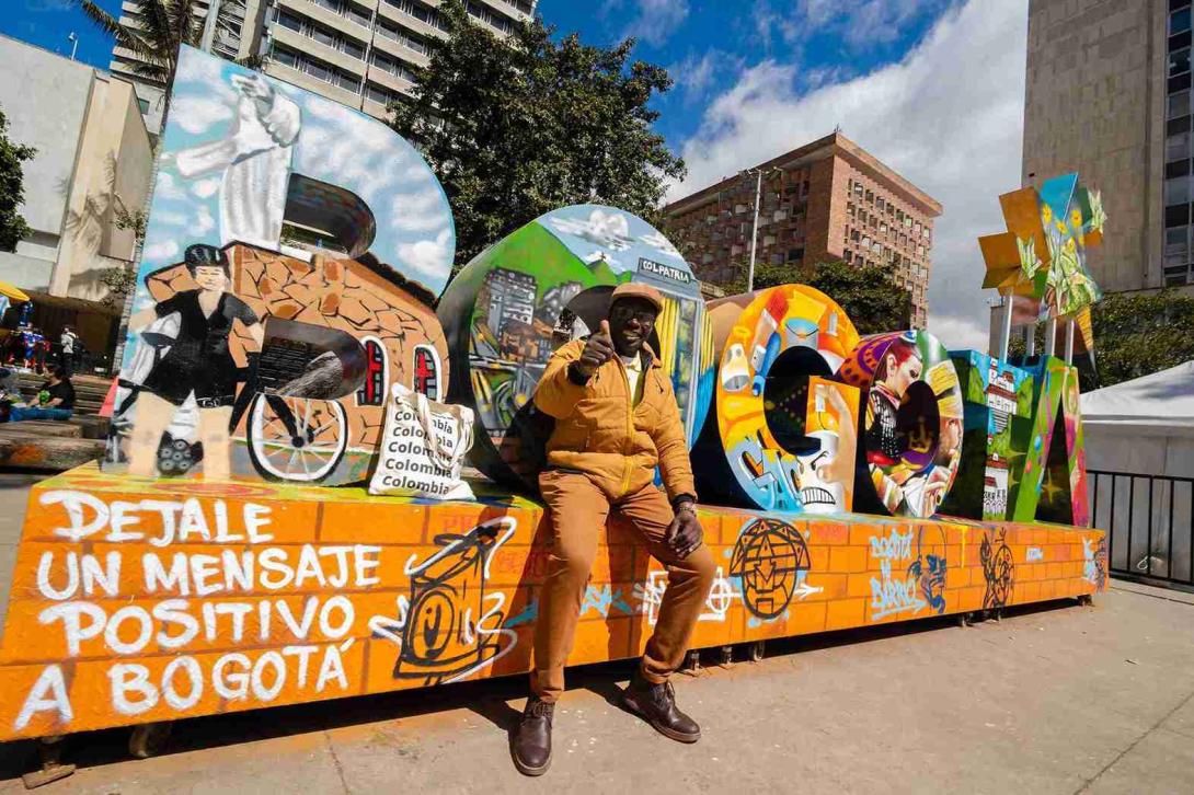 La Oficina de Turismo Bogotá revitaliza el Parque Santander con una intervención artística que renueva la gigantografía de la marca ciudad en alianza con la FUGA, el IDIPRON y la Mesa de Graffiti Área Centro. Esta intervención no solo embellece un lugar