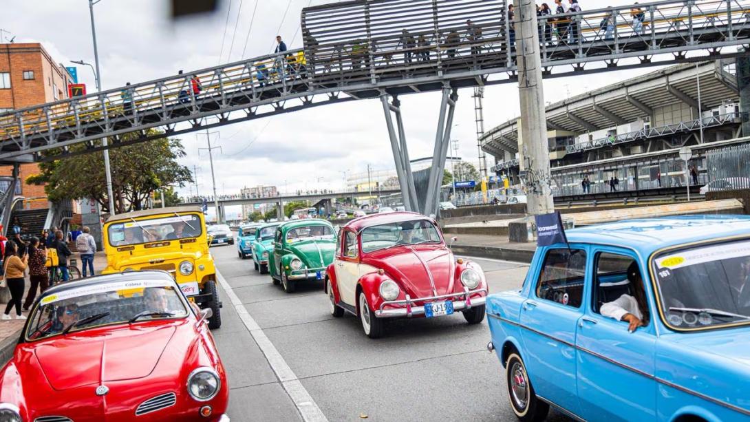 Así se vivió el desfile de carros antiguos y clásicos en Bogotá: más de 100.000 personas salieron a las calles