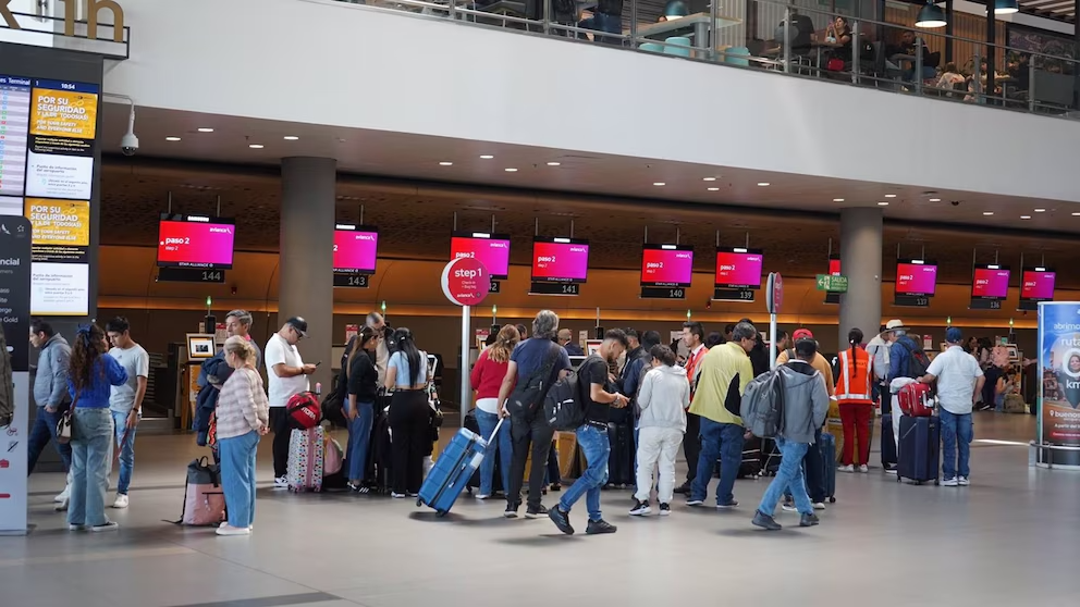 Tras la agresión de un hombre a una mujer en una sala de espera del aeropuerto El Dorado, la Alcaldía anunció medidas: “No hubo acompañamiento psicosocial ni presencia institucional”